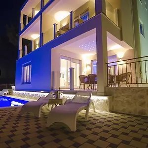 https://villa-star-lights.hotels-in-trogir.com