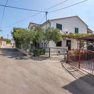 https://apartment-and-rooms-ruza-trogir.hotels-in-trogir.com